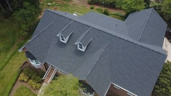 Toiture résidentielle neuve installée par Toiture AM à Laval