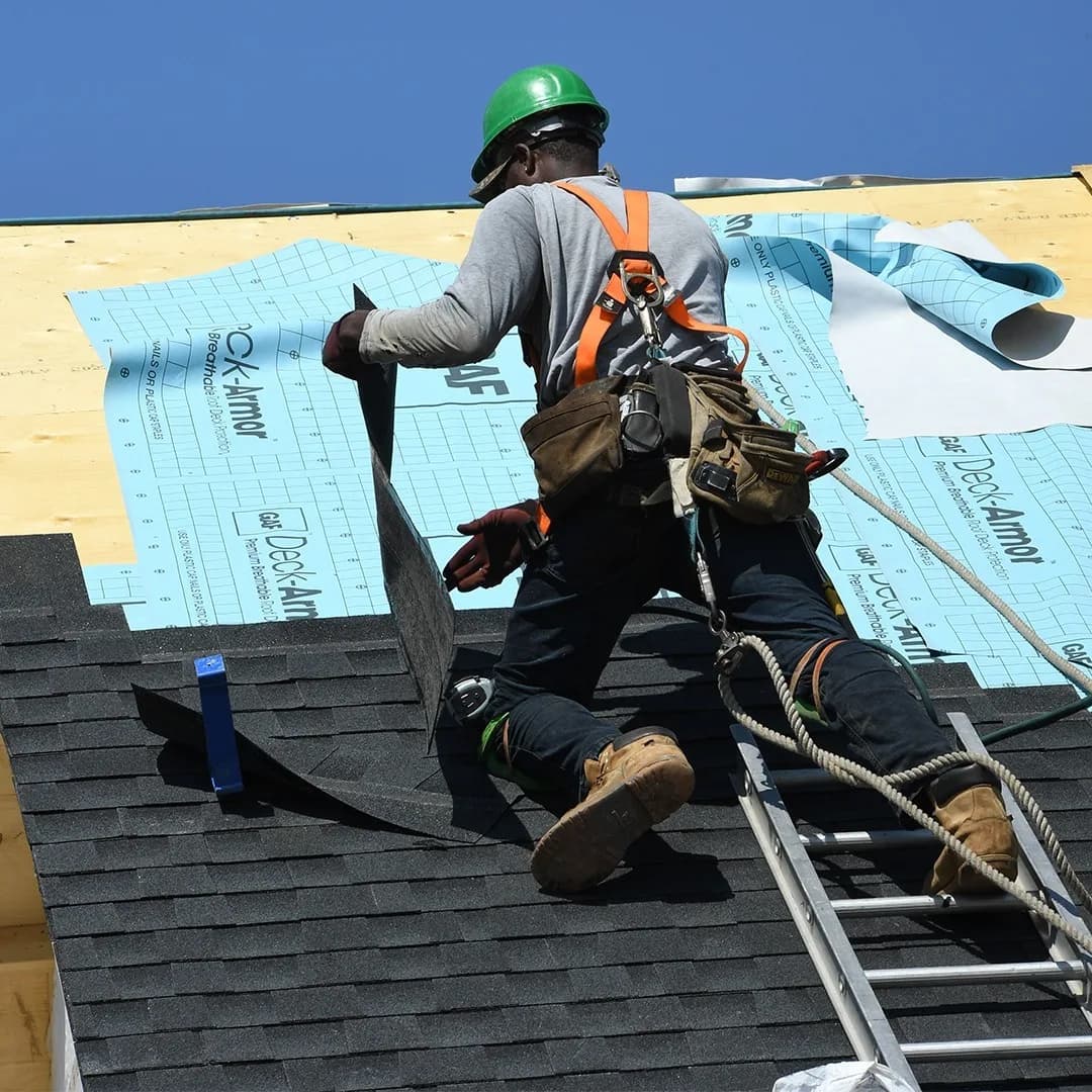 Équipe de Toiture AM au travail sur un chantier résidentiel